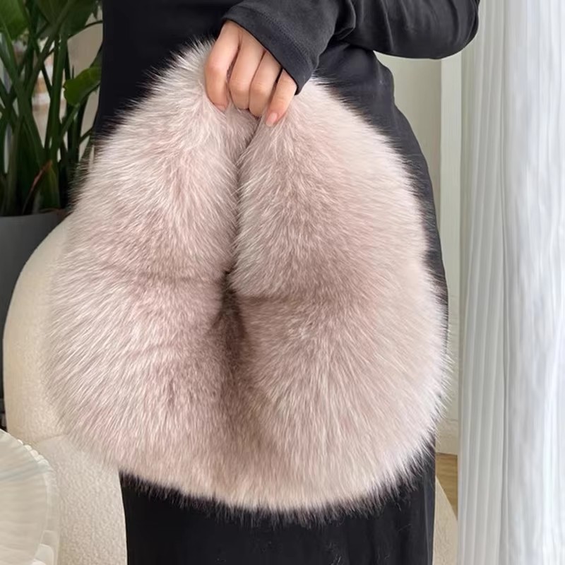 Women Bags On Sale - 세련된 디자인의 부드러운 플러시 소재 반달
